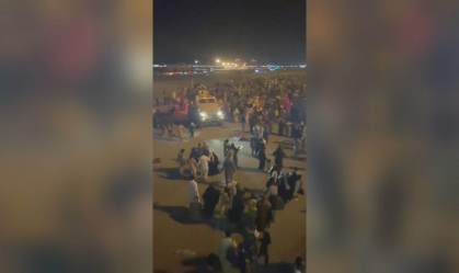 População invade pista de aeroporto em Cabul (15.Ago.2021)