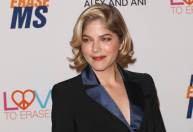 Atriz Selma Blair fala sobre a vida com esclerose múltipla em documentário