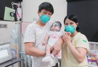 Menor bebê do mundo deixa hospital após mais de um ano