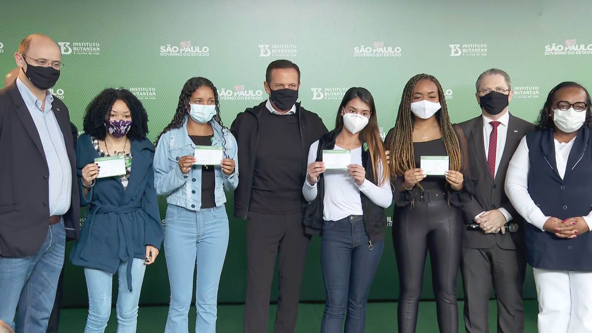 Adolescentes recebem primeira dose da vacina contra a Covid-19 da Pfizer Adolescentes recebem primeira dose da vacina contra a Covid-19 da Pfizer