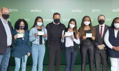 Adolescentes recebem primeira dose da vacina contra a Covid-19 da Pfizer 