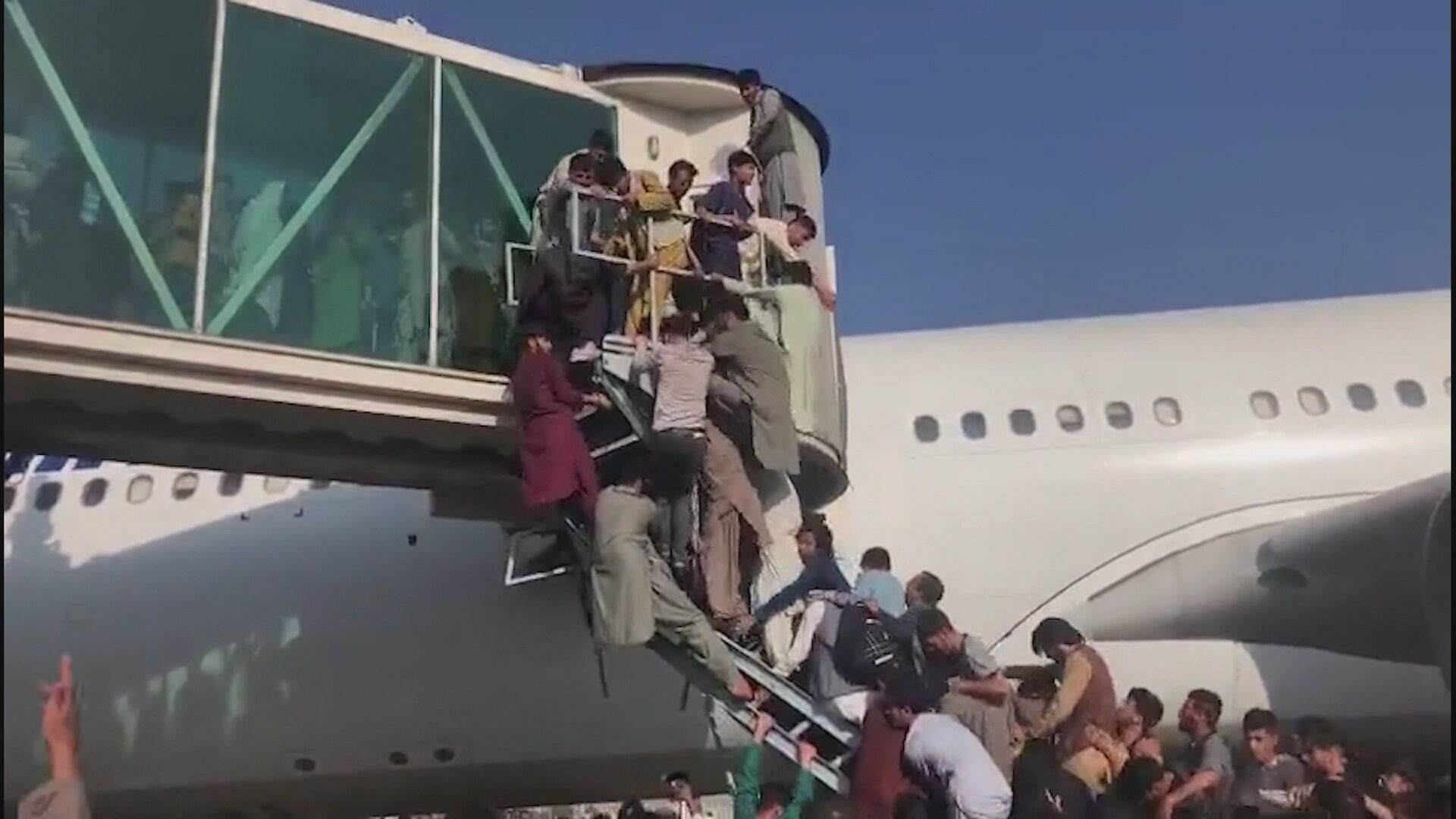 Centenas de afegão tentaram embarcar à força em avião americano Centenas de afegão tentaram embarcar à força em avião americano