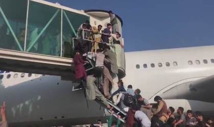 Centenas de afegão tentaram embarcar à força em avião americano 