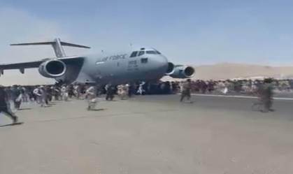 Centenas de afegão tentaram embarcar à força em avião americano