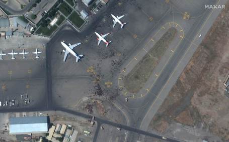 Multidão de pessoas correm em um terminal do aeroporto Internacional de Cabul, n