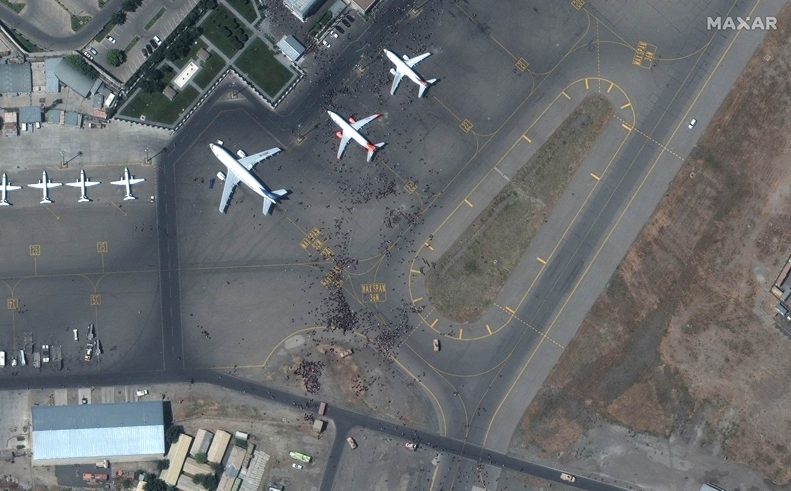 Multidão de pessoas correm em um terminal do aeroporto Internacional de Cabul, n Multidão de pessoas correm em um terminal do aeroporto Internacional de Cabul, n