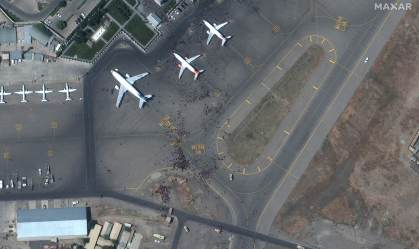 Multidão de pessoas correm em um terminal do aeroporto Internacional de Cabul, n