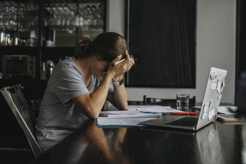O estresse em si não é ruim, mas se torna tóxico quando não se dissipa após o fim da situação estressante, diz especialista / Getty Images/Westend61