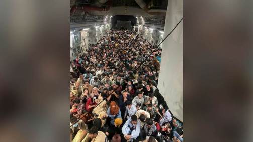Afeganistão: foto revela mais de 600 afegãos em avião militar de carga da Força Aérea dos Estados Unidos