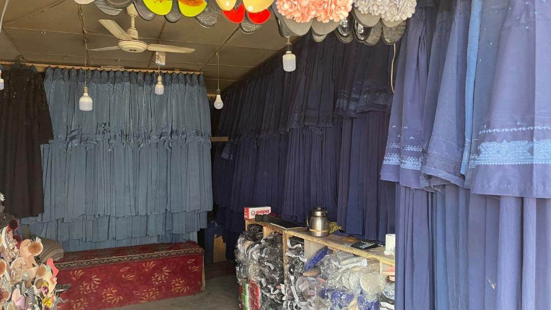 Burcas à venda em mercado em Cabul Burcas à venda em mercado em Cabul