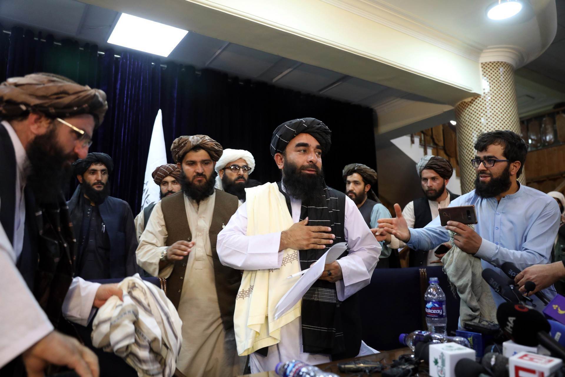 Zabihullah Mujahid (C), porta-voz do Talibã, em entrevista coletiva em Cabul Zabihullah Mujahid (C), porta-voz do Talibã, em entrevista coletiva em Cabul