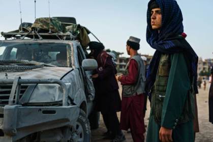 Militantes do Taliban vigiam as ruas de Cabul