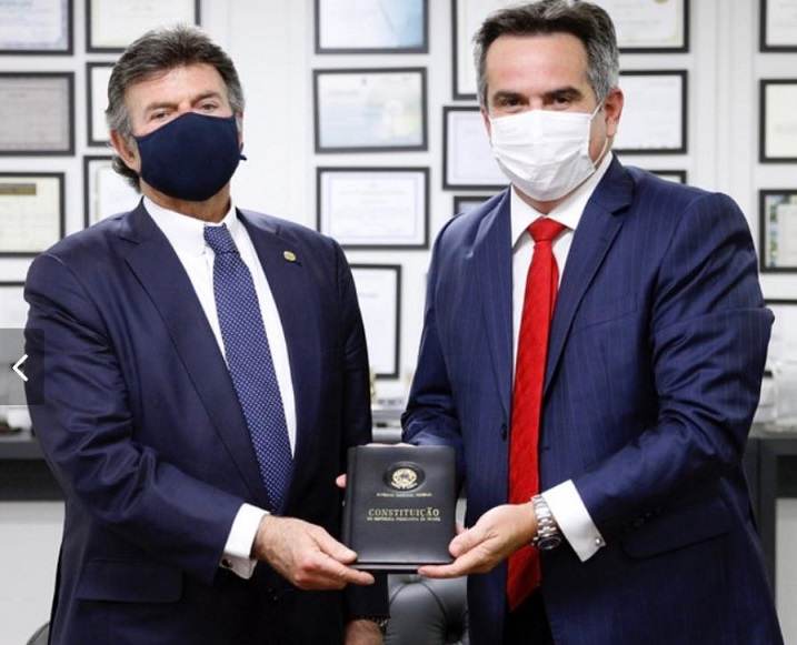 Fux e Ciro Nogueira seguram a Constituição Federal Fux e Ciro Nogueira seguram a Constituição Federal