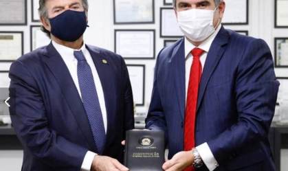 Fux e Ciro Nogueira seguram a Constituição Federal