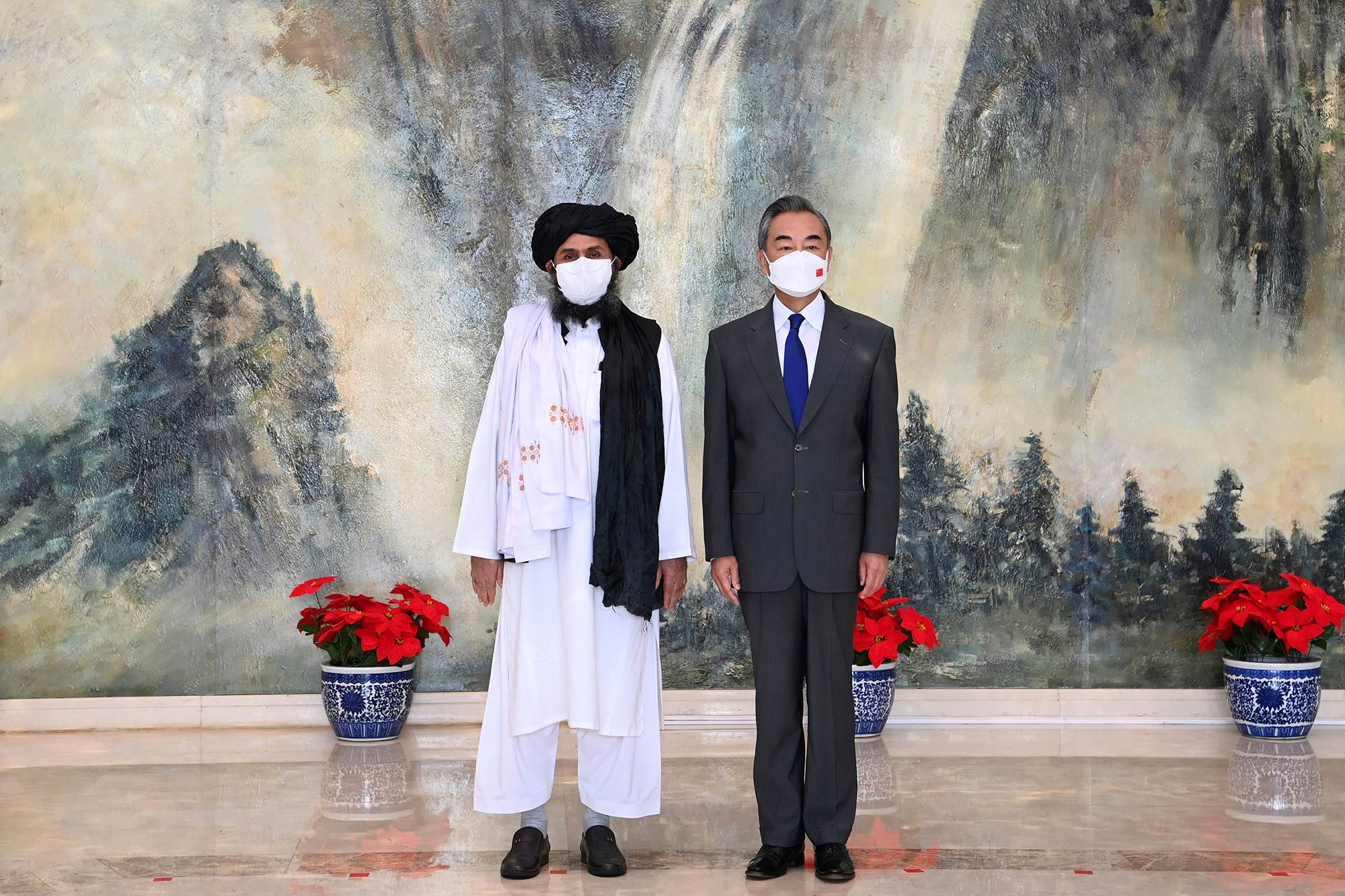 O cofundador do Talibã, Mullah Abdul Ghani Baradar, à esquerda, e o ministro das O cofundador do Talibã, Mullah Abdul Ghani Baradar, à esquerda, e o ministro das