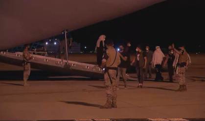 Avião com moradores do Afeganistão pousa na Espanha