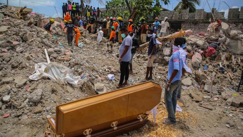 Haitianos recuperam corpo de uma das vítimas do terremoto de 7,2 graus que atingiu o país em 14 de agosto de 2021