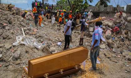 Haitianos recuperam corpo de uma das vítimas do terremoto de 7,2 graus