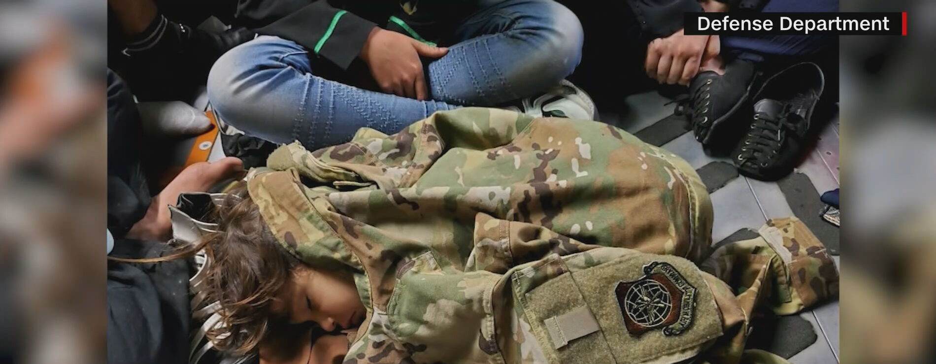 Soldado americano puxa criança afegã por cima de muro de aeroporto em Cabul Soldado americano puxa criança afegã por cima de muro de aeroporto em Cabul