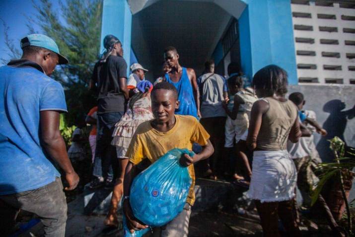 População busca ajuda durante o terremoto do Haiti em 2010 / Getty Images