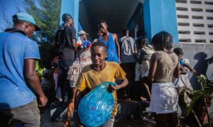População busca ajuda durante o terremoto do Haiti em 2010