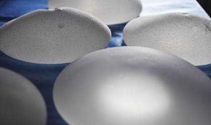 Explante de silicone: por que mulheres optam por tirar a prótese?