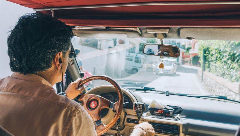 Motorista com fone de ouvido / Unsplash/Josh Feiber