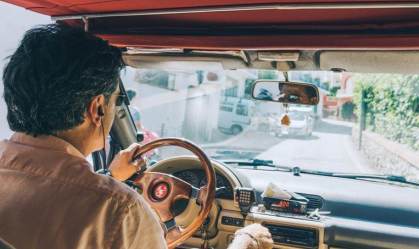 Motorista com fones de ouvido