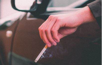 Motorista fumando Motorista fumando