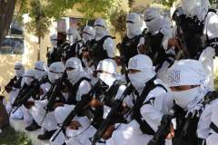 Combatentes do Talibã com armas de ataque dos EUA