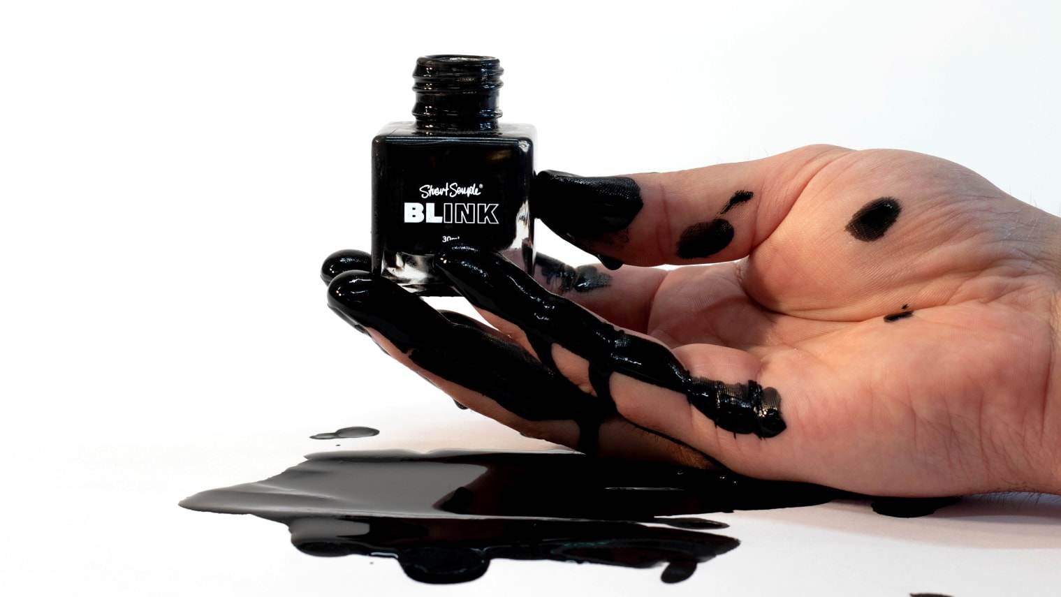 Tinta preta "mais escura" vendida pela Culture Hustle