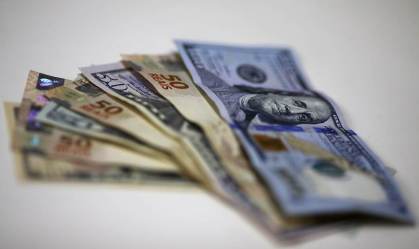 Notas de dólar e real