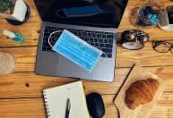 Home office e trabalho híbrido desencadearam casos de burnout entre jovens, aponta estudo