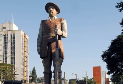 Estátua do bandeirante Borba Gato, em Santo Amaro, zona sul de São Paulo