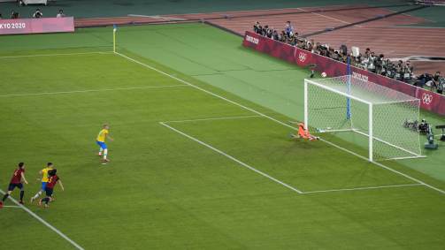 … acabou isolando a bola por cima do gol ao tentar deslocar o goleiro espanhol