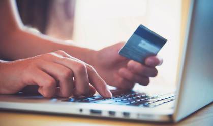 Pessoa preenche dados do cartão em computador