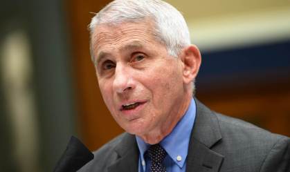 Fauci diz que EUA se preparam para enfrentar Ômicron, mas é "cedo" para lockdown