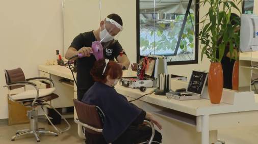 Após flexibilização, salão de beleza em São Paulo inicia atendimento com protoco