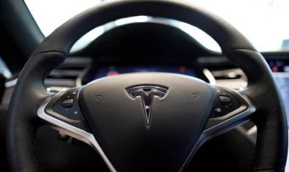 Ações da Tesla já não crescem como antes, mas investidor varejo segue comprando