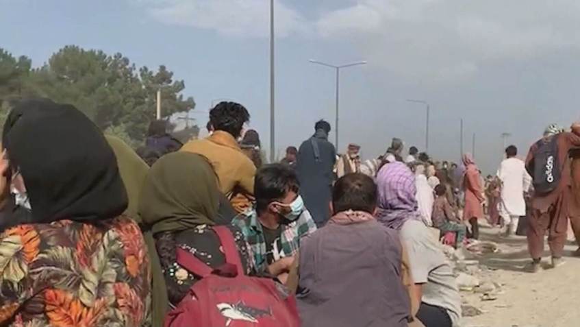 Pessoas sendo retiradas do Afeganistão pelo aeroporto de Cabul / Sam Kiley / CNN