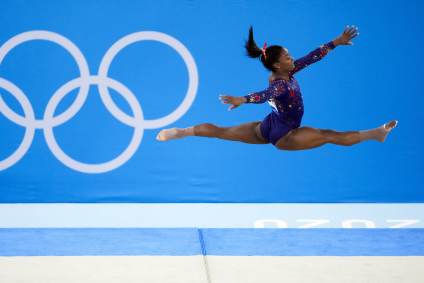 Simone Biles se apresenta no solo durante o classificatório da ginástica artística feminina nas Olimpíadas 2020