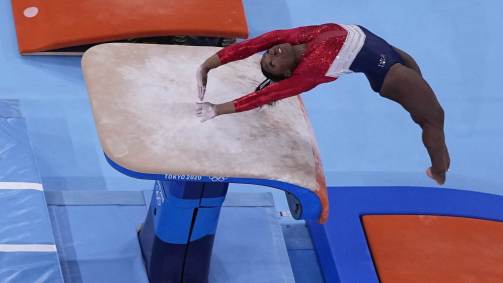 Simone Biles participa do salto durante a final por equipes da ginástica artística das Olimpíadas 2020