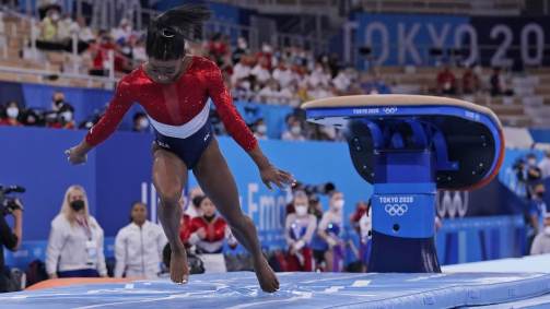 Simone Biles participa do salto durante a final por equipes da ginástica artística das Olimpíadas 2020