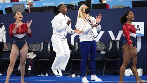 Simone Biles aplaude o desempenho da companheira Grace McCallum durante a final por equipes da ginástica artística das Olimpíadas 2020
