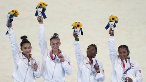 Sunisa Lee, Grace McCallum, Simone Biles e Jordan Chiles comemoram a medalha de prata recebida na disputa por equipes da ginástica artística das Olimpíadas 2020