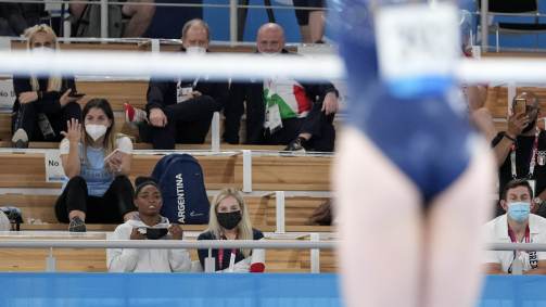 Simone Biles assiste à performance de Jade Carey, sua substituta na final do individual geral da ginástica artística das Olimpíadas 2020