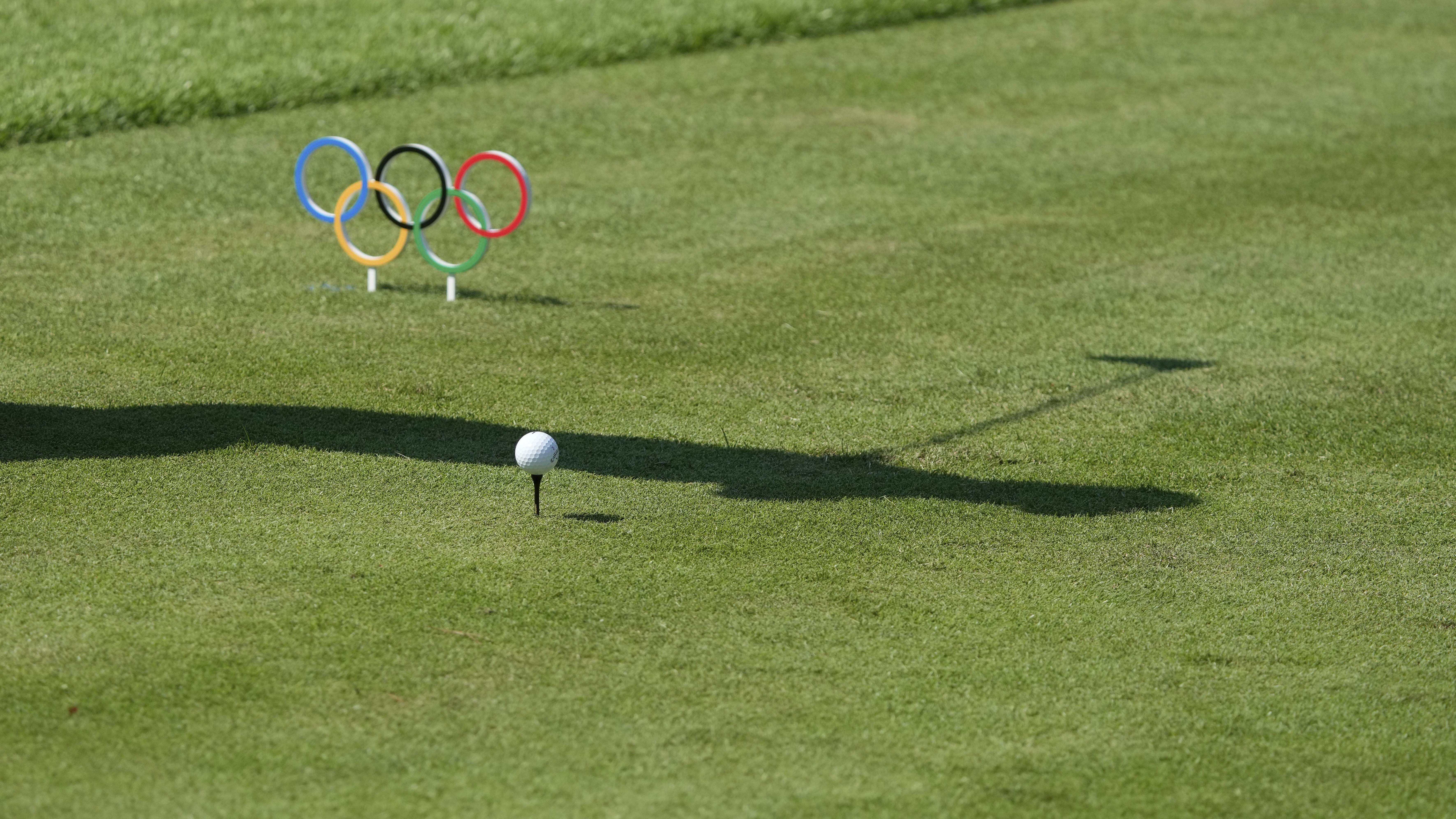 Bola de golfe e os anéis olímpicos no torneio de golfe em Tóquio • Andy Wong - 1.ago.2021/AP