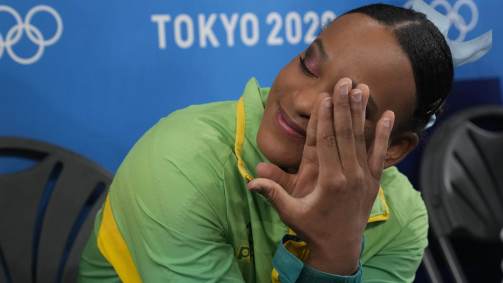 Rebeca se emociona após salto de atleta russa que encerrou competição e garantiu seu ouro