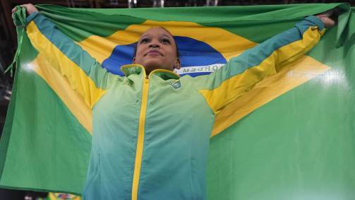 Depois de conquistar a prata na final individual geral, Rebeca fez história e levou o ouro no salto
