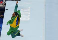 Salto da vitória: Rebeca pula de alegria com a confirmação de que venceu final individual em Tóquio